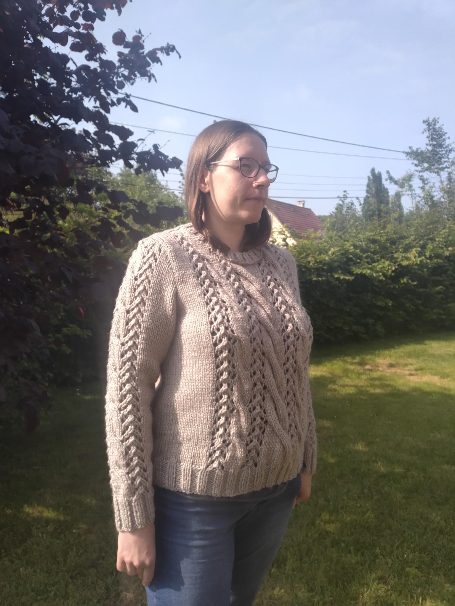 Qui suis-je ? Photo de moi avec un pull à torsades.