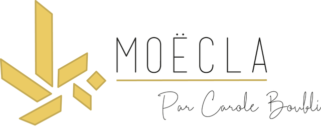 Moëcla, bijoux divins

Les bijoux Moëcla sont imaginés et dessinés avec passion dans l’atelier de la créatrice, Carole Boubli, où ils sont travaillés à la main, comme en haute joaillerie, dans le respect du savoir-faire séculaire de la micro-mosaïque. 
Moëcla est une marque éthique. Chaque bijou est une pièce unique, réalisée en France avec un placage de qualité et des matériaux exclusivement français et italiens. 

Carole Boubli crée ses bijoux sous l’égide des dieux et déesses romain•e•s, symboles de l’empire romain, berceau de l’Art de la Mosaïque.
En les choisissant comme modèles, la créatrice cherche à insuffler leur force dans ses créations, pour que, délicatement accrochés à un cou, un poignet ou à une oreille, les bijoux Moëcla deviennent les amulettes des divinités que nous sommes tous•tes.

Pour la créatrice, se parer de bijoux est un geste symbolique pour mettre de la joie dans sa vie,  un geste d’amour de soi. 
Avec Moëcla, Carole propose à tous•tes, quelque soit leur style, leur genre ou leur âge, de se célébrer et de s’aimer, chaque jour, avec des bijoux lumineux, divins, faits avec amour. ❤️