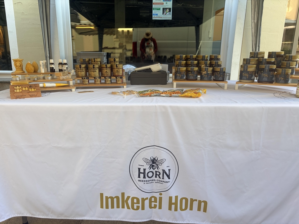 Imkerei Horn – Honig und Bienenprodukte direkt vom wachsenden Familienbetrieb

Willkommen im Online-Shop der Imkerei Horn aus Bayern. Bei uns kannst du hochwertigen Honig und ausgewählte Bienenprodukte direkt vom Imker kaufen – ehrlich hergestellt, regional geerntet und mit viel Handarbeit verarbeitet.

Als wachsender Familienbetrieb kümmern wir uns selbst um unsere Bienenvölker, vom ersten Frühlingstag bis zur letzten Ernte im Jahr. Jeder Schritt – vom Schleudern über das Abfüllen bis zum Verpacken – passiert bei uns in eigener Hand. So wissen wir genau, was in unseren Gläsern steckt: 100 % echter Honig, naturbelassen und ohne Zusätze.

In unserem Shop findest du eine feine Auswahl an:
	•	Honig von verschieden Blüten
	•	cremigem und flüssigem Honig
	•	Honigspezialitäten und Geschenkideen
	•	Met (Honigwein)
	•	Bienenwachskerzen und handgemachten Produkten aus der Imkerei

Unsere Produkte eignen sich perfekt für dein Frühstück, zum Backen mit Honig, als natürliche Süße im Tee oder als besonderes Geschenk für Familie und Freunde.

Wir stehen für Regionalität, Nachhaltigkeit und kurze Wege. Mit jedem Einkauf unterstützt du unsere Bienen, unsere Arbeit und einen wachsenden Familienbetrieb statt anonymer Massenware.

Bestelle bequem online und lass dir deinen Lieblingshonig direkt nach Hause liefern – frisch aus unserer Imkerei.

Imkerei Horn – echter Honig. Direkt vom Imker. Mit Herz gemacht.