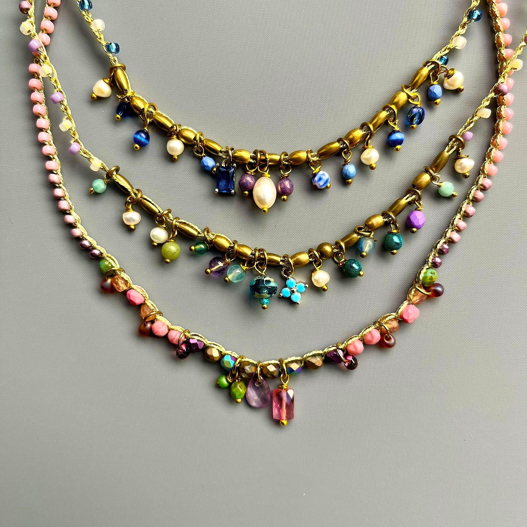 Collier ras du cou à minis breloques fait main au crochet