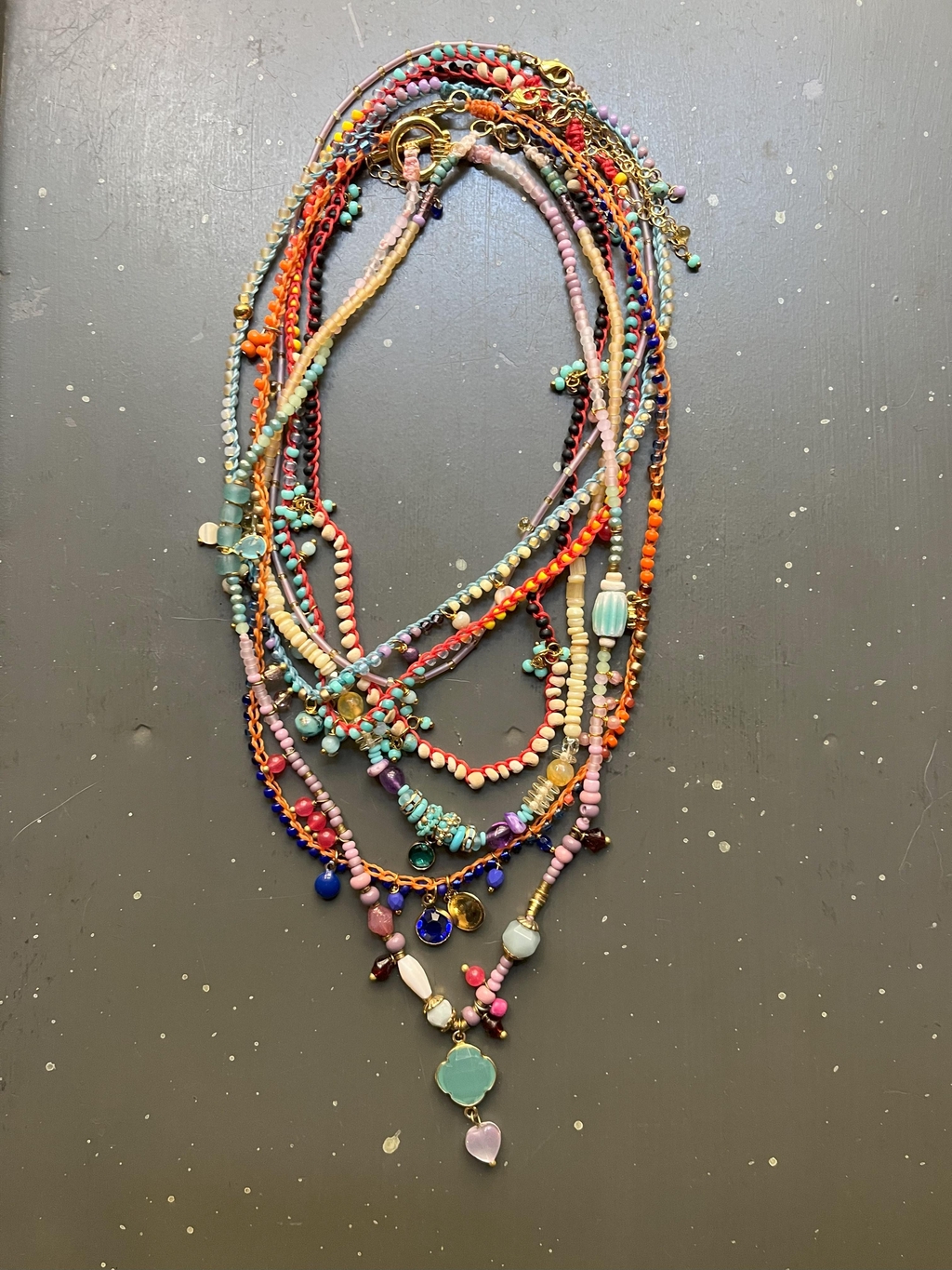 Les perles utilisées, brodées, tissées sont de grande qualité : perles semi précieuses, perles en verre tchèques artisanales, perles japonaises Miyuki mais aussi des perles anciennes chinées ou recyclées de colliers oubliés.