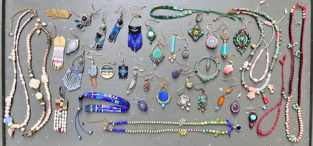 Bijoux artisanaux faits mains en macramé et tissage de perles en verre perles anciennes et en pierre semi précieuse par l'atelier dans la tour . Boucles d'oreille colliers bracelets double rangs multicolores crochets d'oreille dorés à l'or fin hypoallergénique