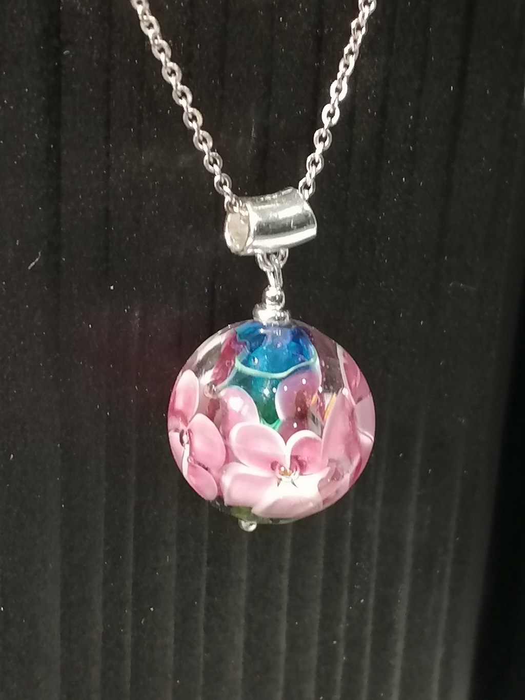 Perle en verre fleurs Rose intense