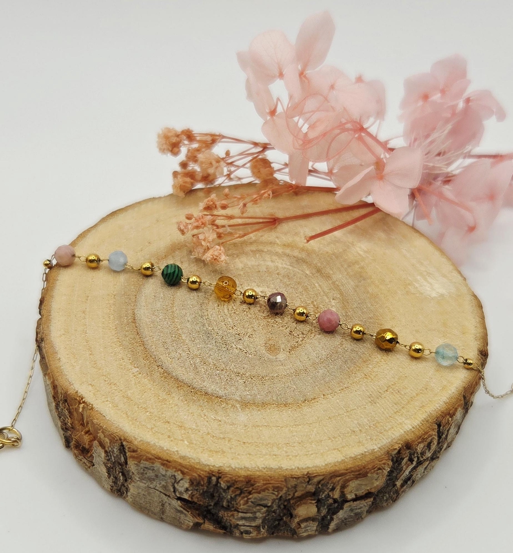 Bracelet chemin de vie, un assemblage de petites perles naturelles facettées un mélange entre lithothérapie et numérologie fabriqué à la main dans mon atelier à Saint-Mitre-Les-remparts