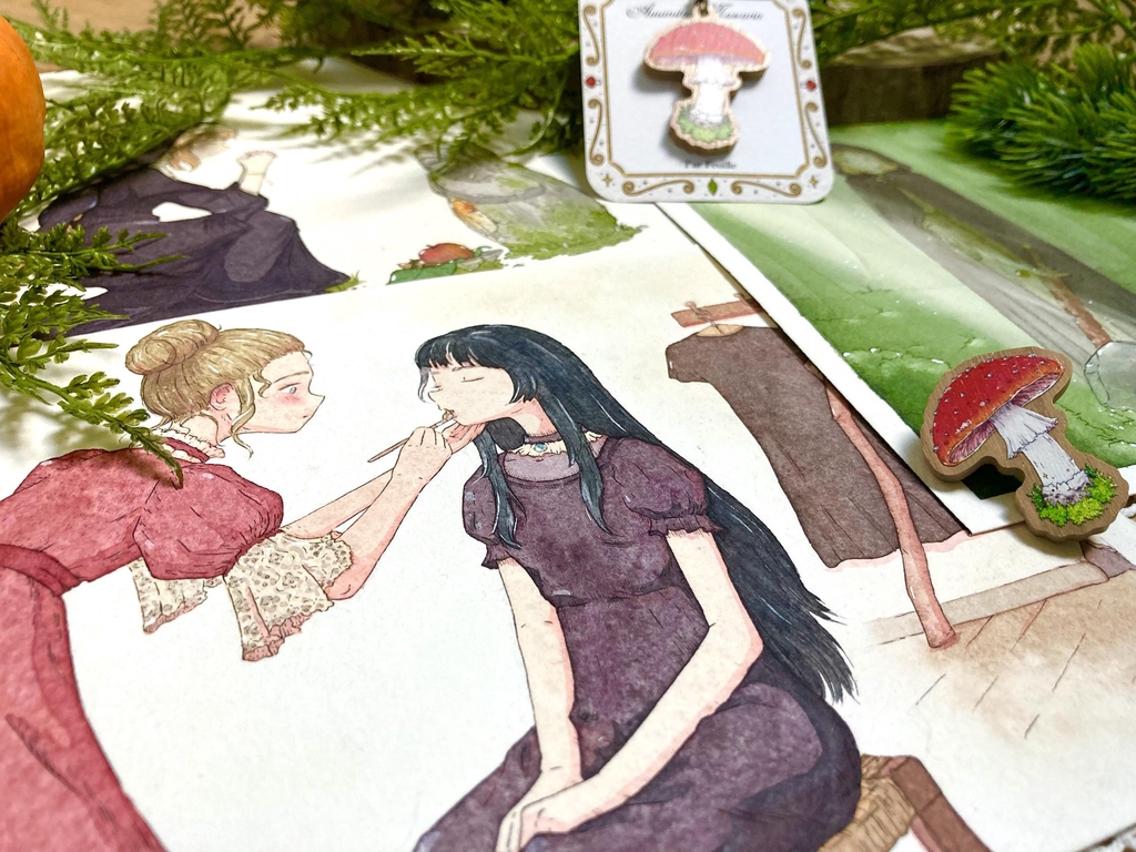 Plusieurs aquarelles sont joliment disposée, ainsi qu'un pins champignon (amanite).