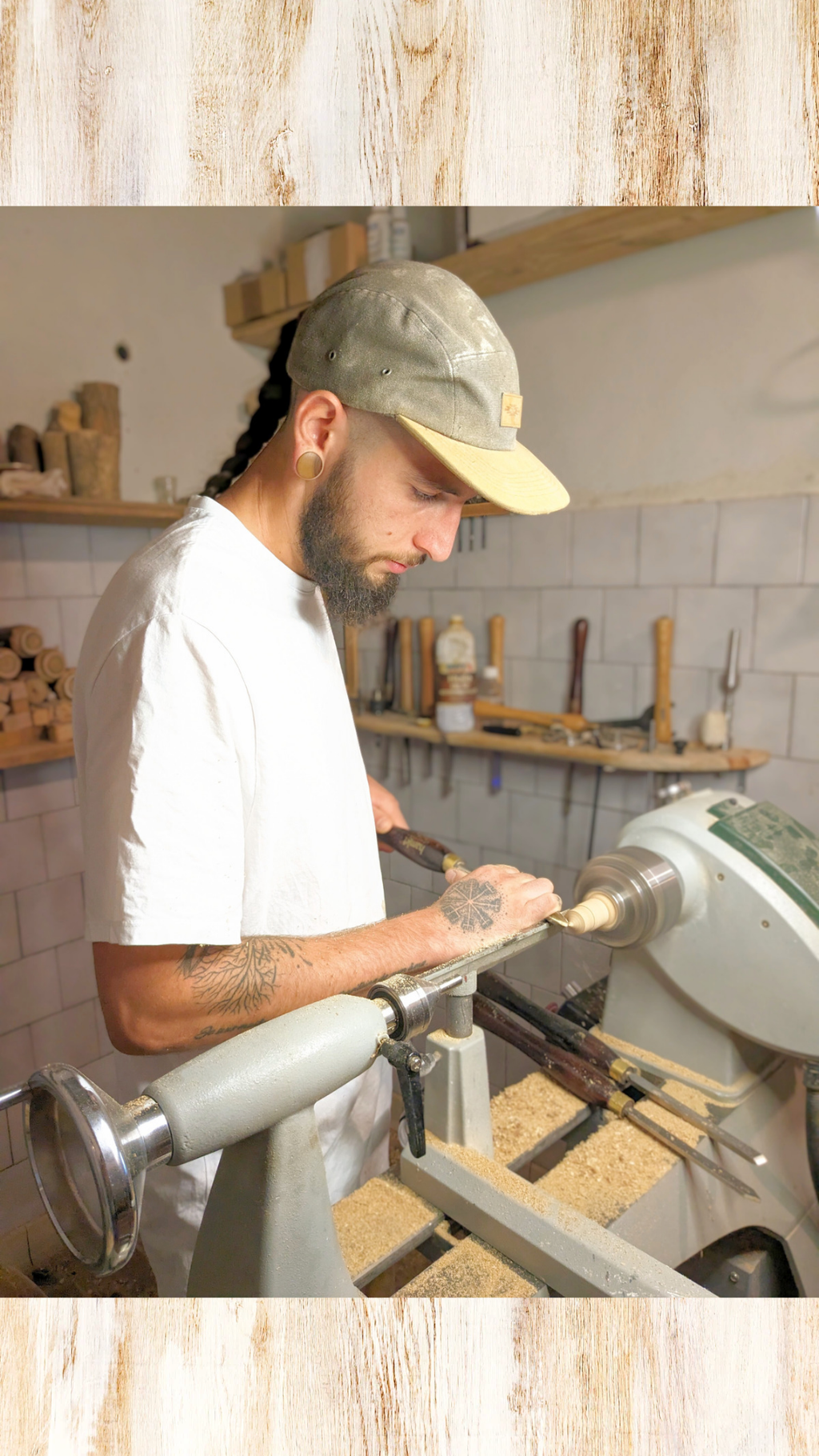 Être artisan créateur, c'est ouvrir des possibles ✨ tu captes ce que je veux dire ? C'est créer de ses mains, sortir de son imaginaire, oeuvrer dans la matière en jouant avec elle 🍀

J'aime créer ces petits mondes, figer le bois en alliant la résine, l'encre, les pigments. Sculpter, peindre, poncer, polir, lisser, lustrer 💫 

Être artisan, c'est créer mon monde à moi. Pour mieux vous le partager !

En joie de te partager mon monde,

Matthias, créateur artisan de l'Âme Boisée. ✨