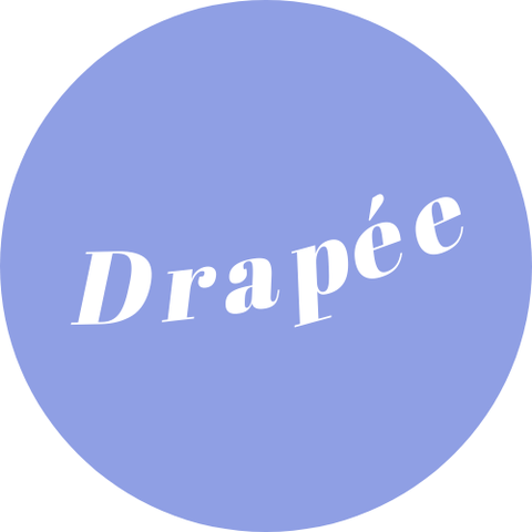 Logo de la marque Drapée fond bleu clair et texte blanc