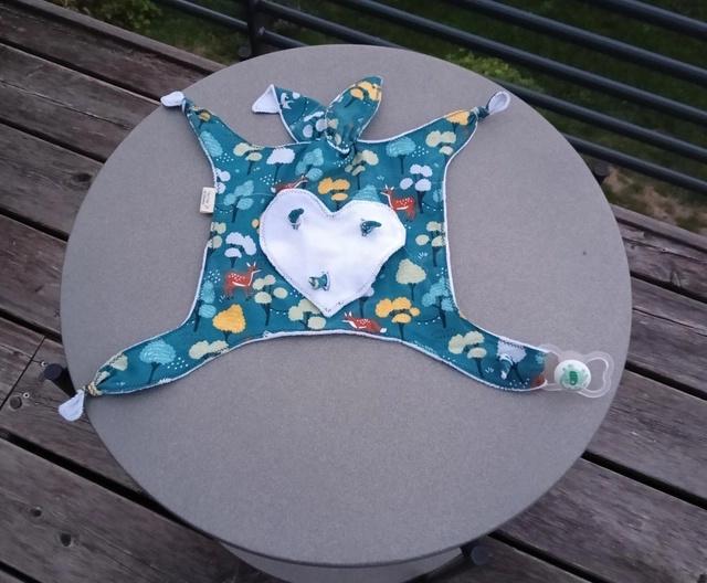 Doudou Lapin Anti-Séparation avec Cœurs Odeur Parents + Attache-Tétine"Le compagnon rassurant qui garde l'odeur de maman et papa grâce à ses 2 cœurs détachables
