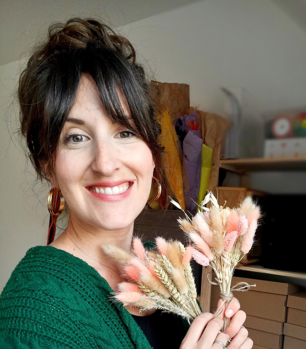 Portrait de Céline, fondatrice de La Maison Hibi, accompagné d'un lien pour en savoir plus sur son histoire et sa passion des fleurs séchées.