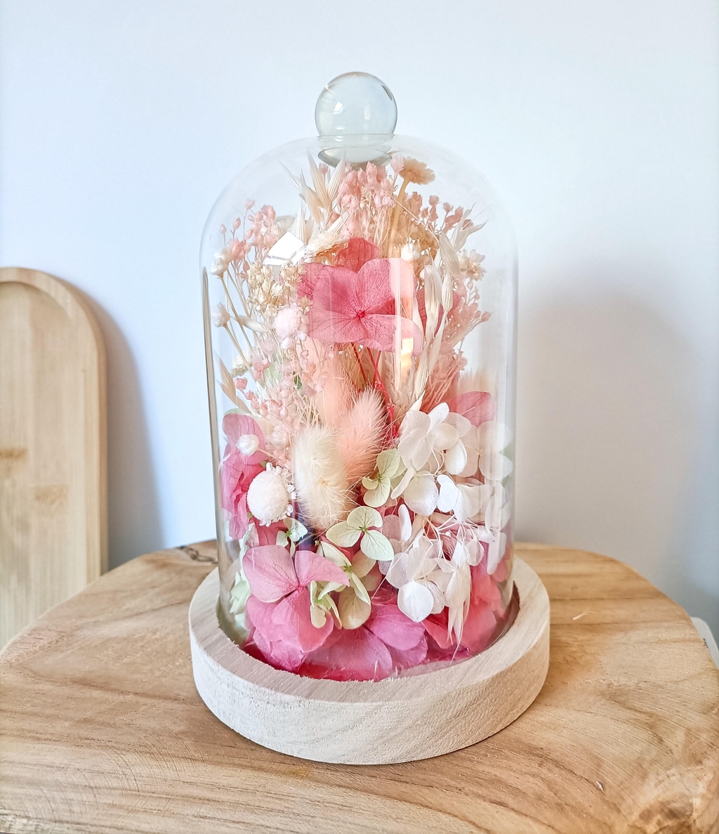 Une sélection d'écrins fleuris confectionnés à la main par La Maison Hibi. Une cloche en verre renfermant des fleurs séchées est idéale pour apporter une jolie touche déco à votre intérieur.