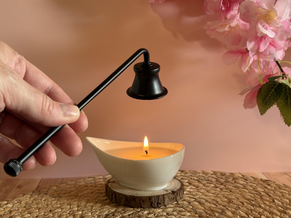 Accessoire bougie, éteignoir. Fini la fumée noire