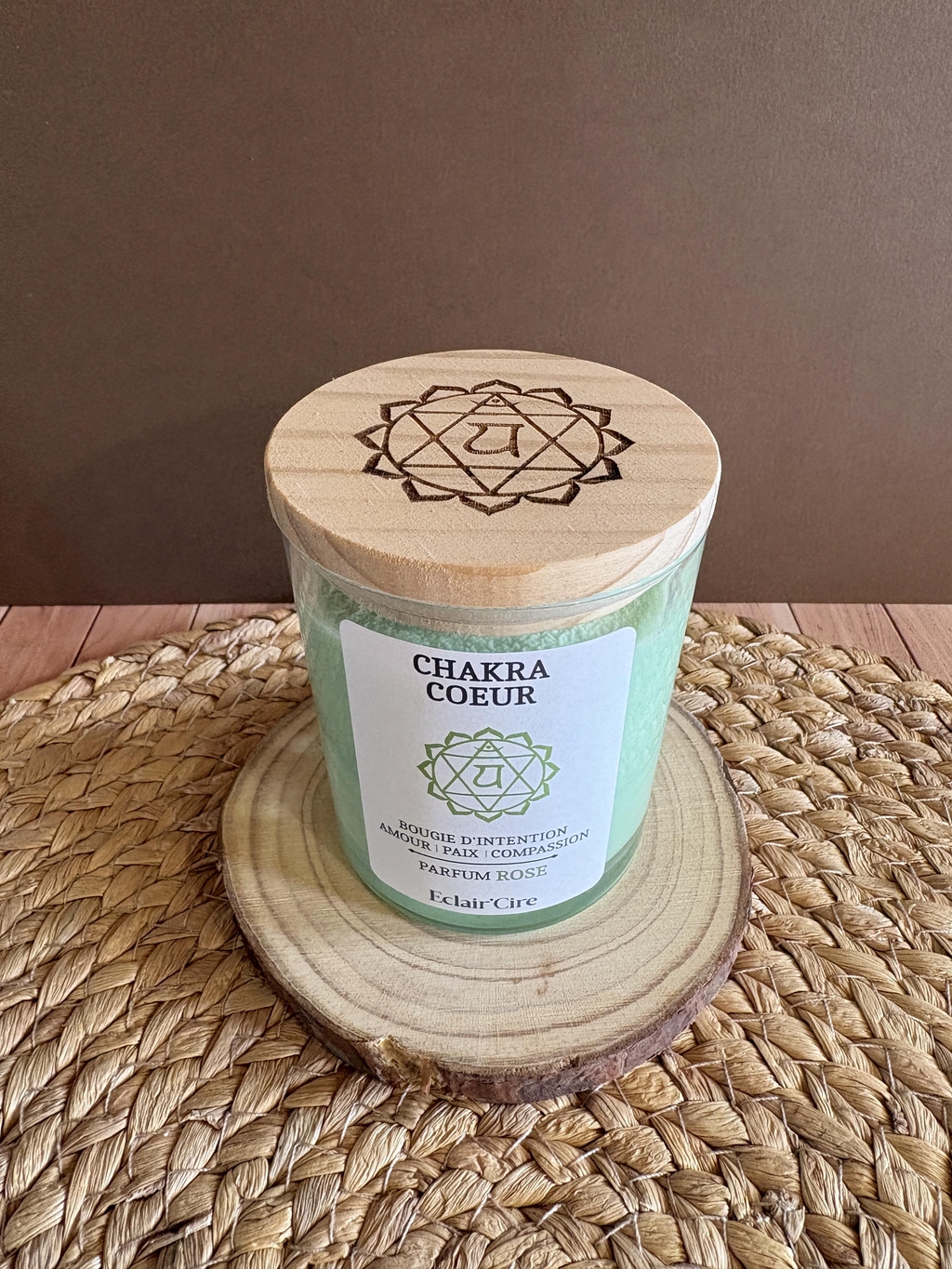 Bougies artisanales, couvercles gravés bien être et chakras, parfums associés aux chakras. Salon du bien etre.