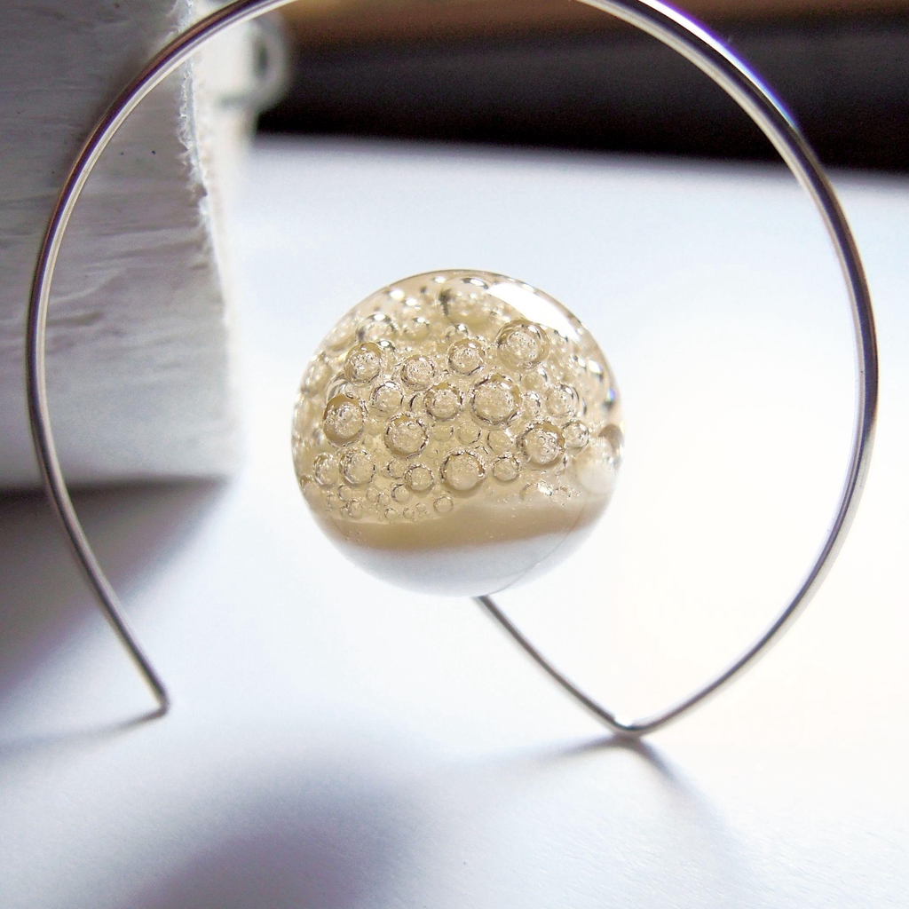 Découvrez La collection de bijoux en verre filé à la flamme de Florence Lemoine. Fabriqués  à la main, chaque article est unique et  apporte une touche de caractère à votre tenue.