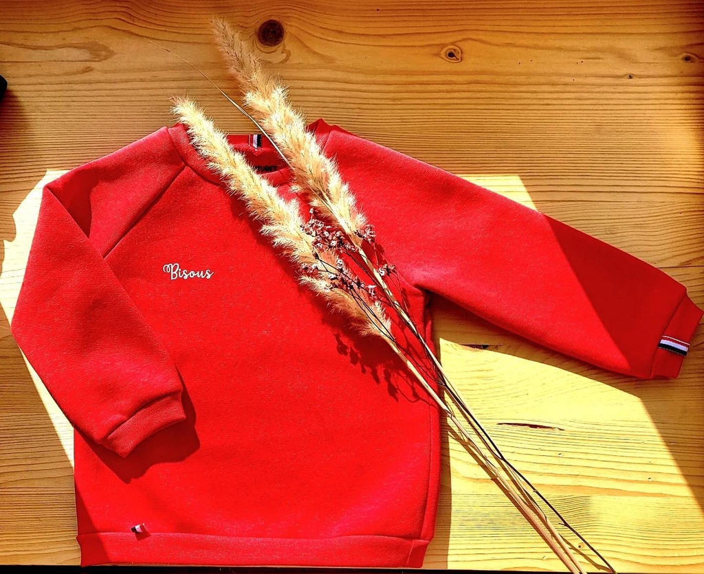 07-82-48-51-79
Je crée et personnalise sur commande toutes vos envies dans des tissus oeko-tex ou GOTS de qualité et apporte une importance à l'impacte économique et écologique de mes créations.

Il vous est également possible d'up-cylcler vos vêtements existant.

Je revendique un monde plus responsable c'est pourquoi je vous propose aussi des retouches afin de limiter les déchets textiles dont on ne sait plus quoi faire et qu'on envoie en Afrique.