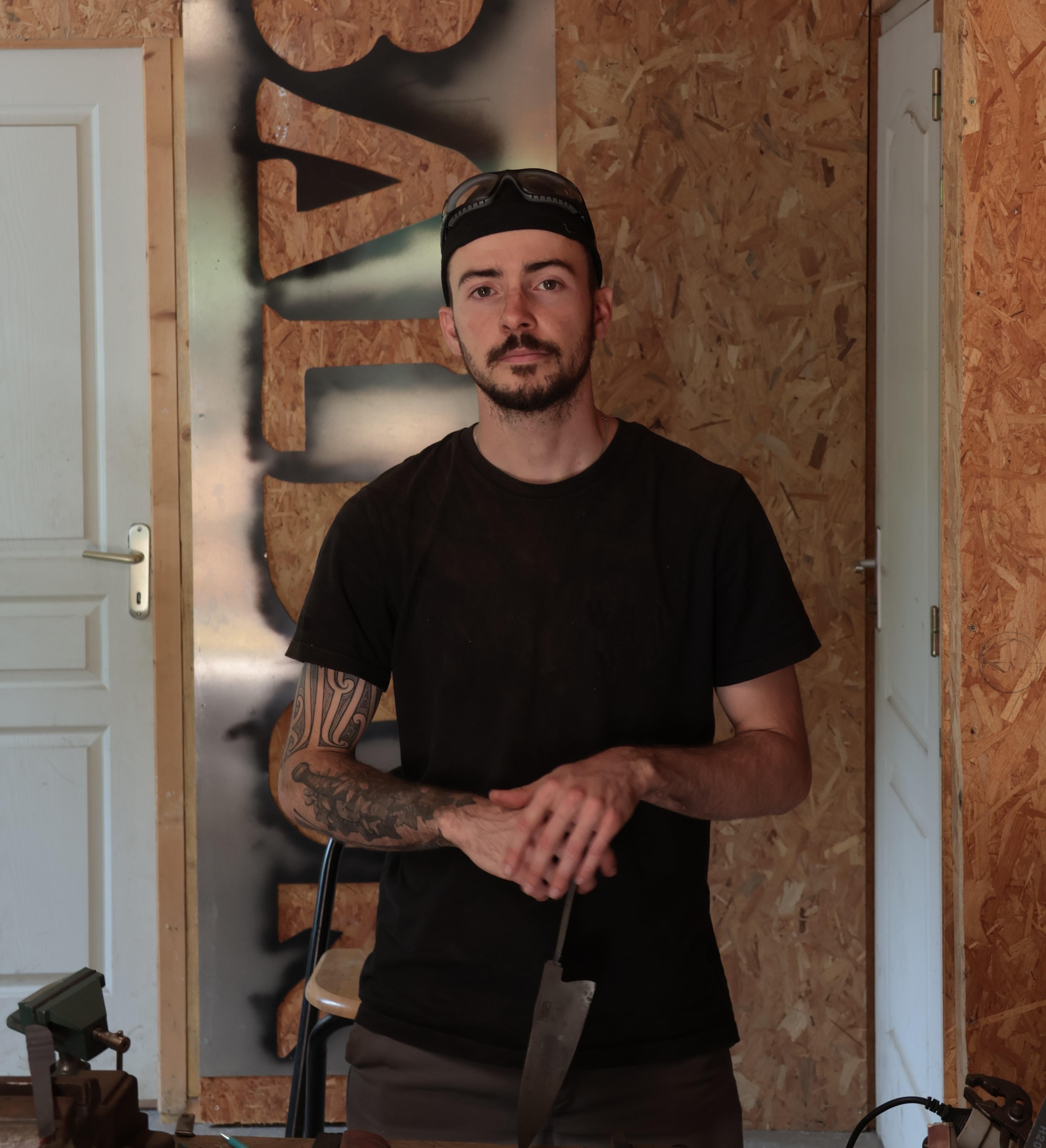 Pierre CAMUS est un coutelier qualifié qui a fondé sa coutellerie au Lion-d'Angers près d'Angers dans le Maine-et-Loire