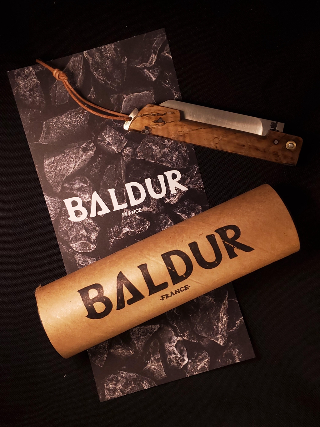 Photo représentant le couteau Baldur Pliant avec un manche unique en résine bleue et en bois. Que ce soit pour un couteau pliant ou fixe, pour un ustensile de cuisine, pour un outil de bricolage ou de jardin, nous étudions chaque demande !
