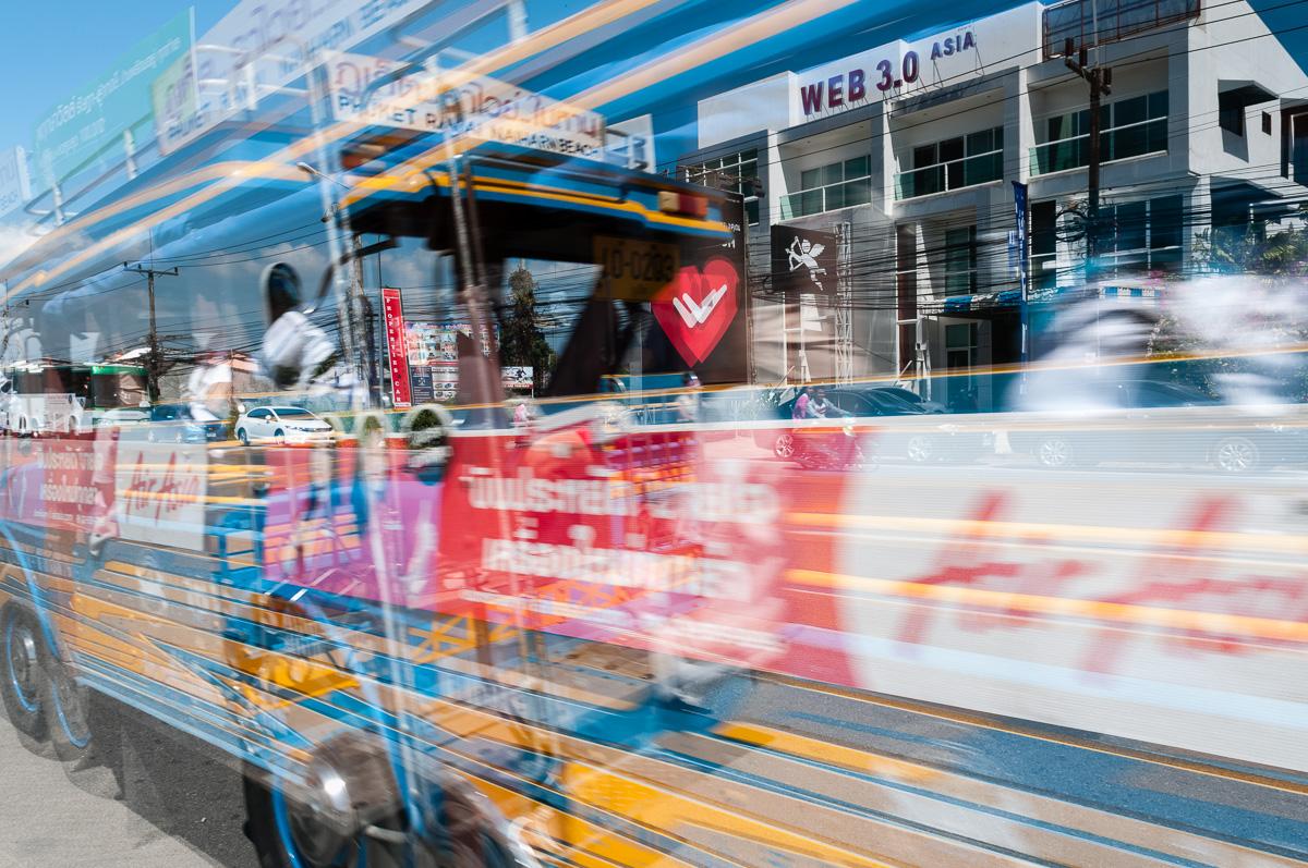 Surimpression d'un bus coloré sur des immeuble