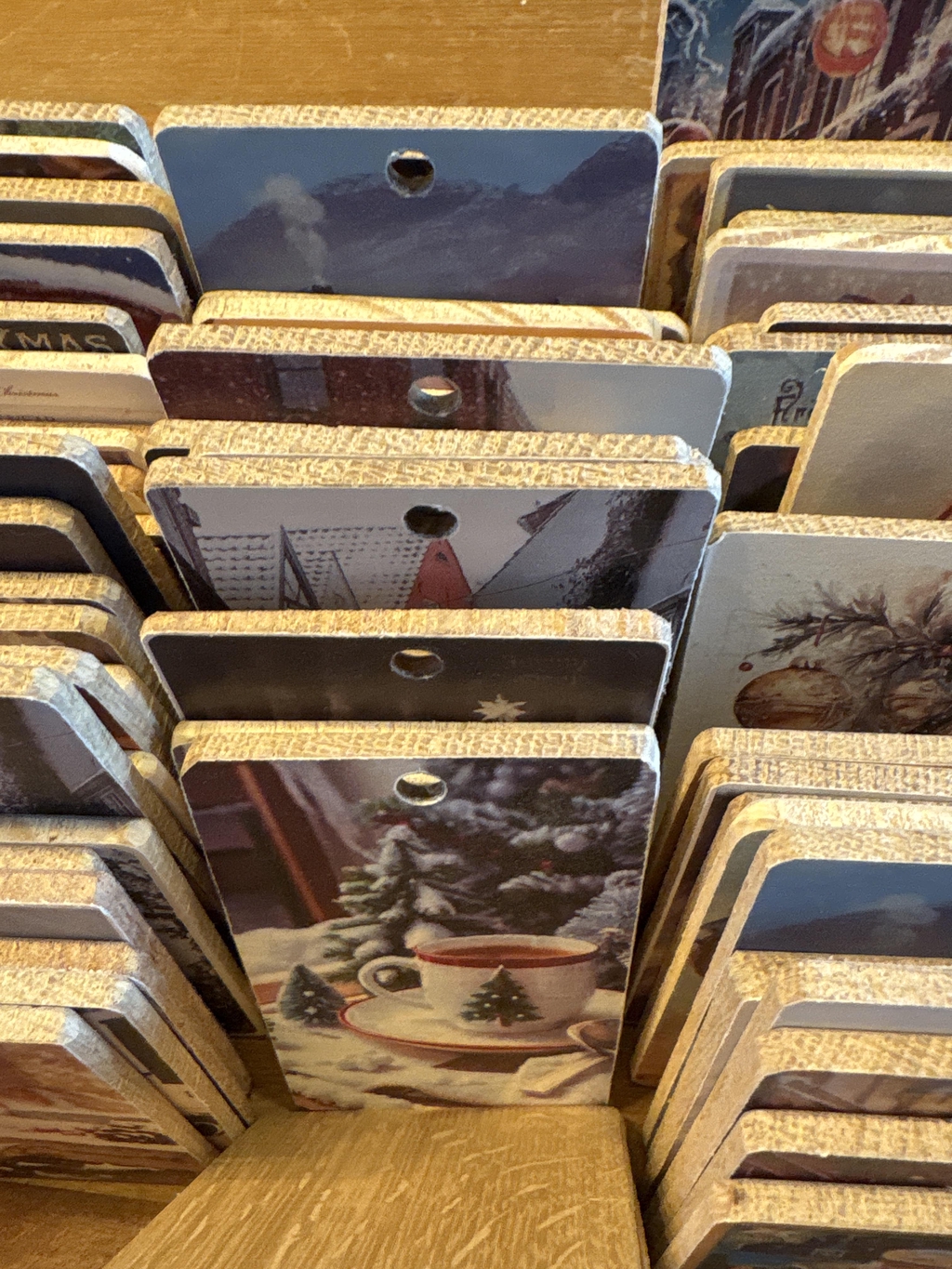 In deze categorie vindt je onze kaartjes van sinterklaas en kerst.