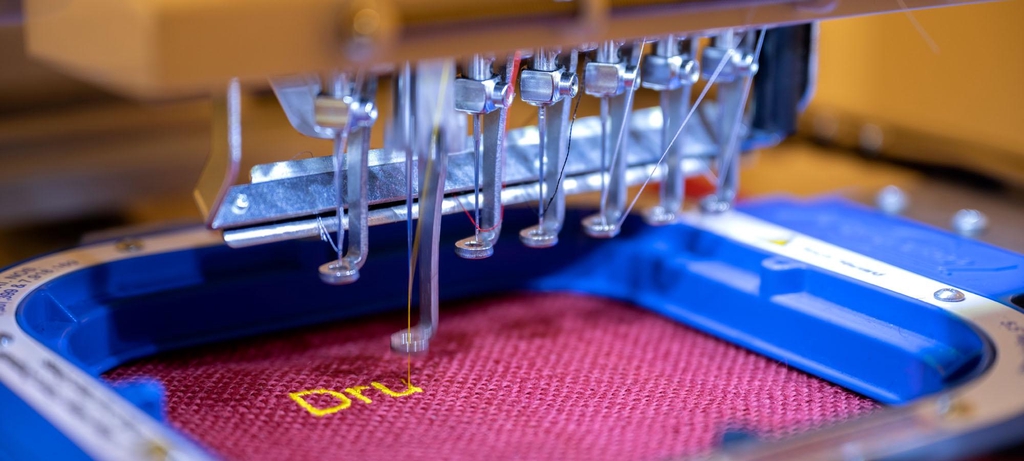 Bild einer Stickmaschine bei der Arbeit