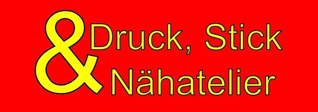 Logo - Druck-, Stick- & Nähatelier: grosses gelbes "&" neben dem gelben Schriftzug "Druck-, Stick- & Nähatelier" auf rotem Grund