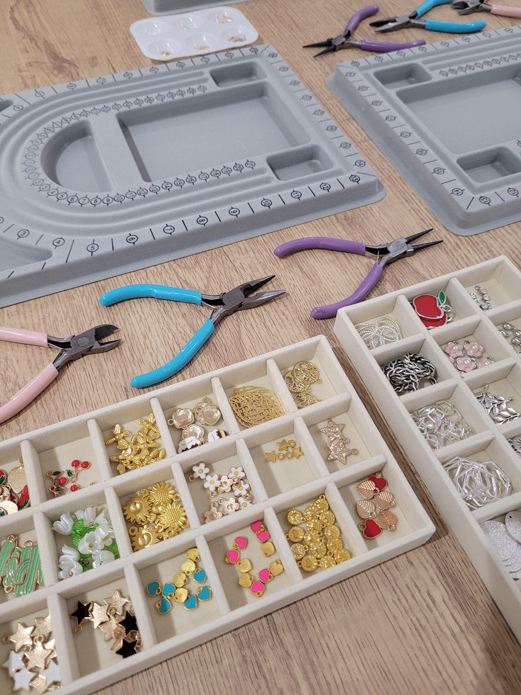 Handmadebyhollyuk & Friends is a new retail space in Worthing, West Sussex. Featuring handmade jewellery, accessories, art and homeware from makers across the UK.