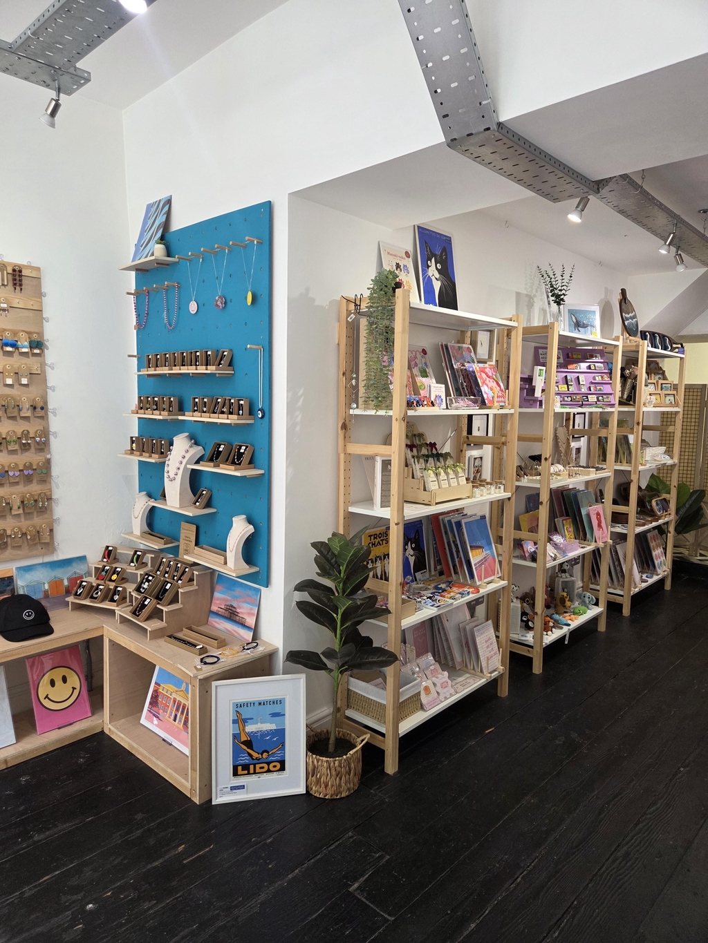 Handmadebyhollyuk & Friends Interior. Based In Worthing West Sussex. Showcasing An Ever-changing Curation Of Independent UK Makers. 