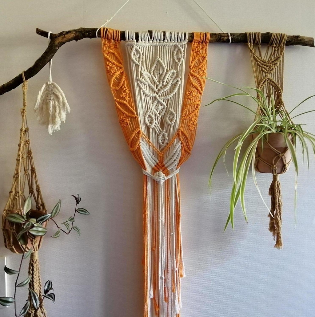 🌿 Corde&Cuir – Créations artisanales en macramé, cuir et tissu

Bienvenue chez Corde&Cuir, un univers où les matières prennent vie entre tradition et modernité.
Je suis [votre prénom si vous souhaitez le mettre], créatrice passionnée d’objets artisanaux faits main. Je façonne chaque pièce avec soin, en mêlant le macramé, le cuir et le tissu pour donner naissance à des objets de décoration uniques, à la fois naturels, élégants et durables.

Corde&Cuir, c’est l’amour du fait-main, l’envie de partager des créations authentiques qui racontent une histoire – la vôtre, la mienne, et celle des matières que j’utilise.

🌸 Ce que je propose :

    Décorations murales en macramé

    Accessoires et objets en cuir fait main

    Créations textiles (coussins, suspensions, petites pièces déco)

    Pièces sur-mesure selon vos envies

Chaque création est pensée avec soin, réalisée avec passion, et porte une âme artisanale que l’on ne trouve pas dans les objets produits en série.

Merci de soutenir l’artisanat local 💛
N’hésitez pas à me contacter pour toute demande personnalisée ou collaboration.