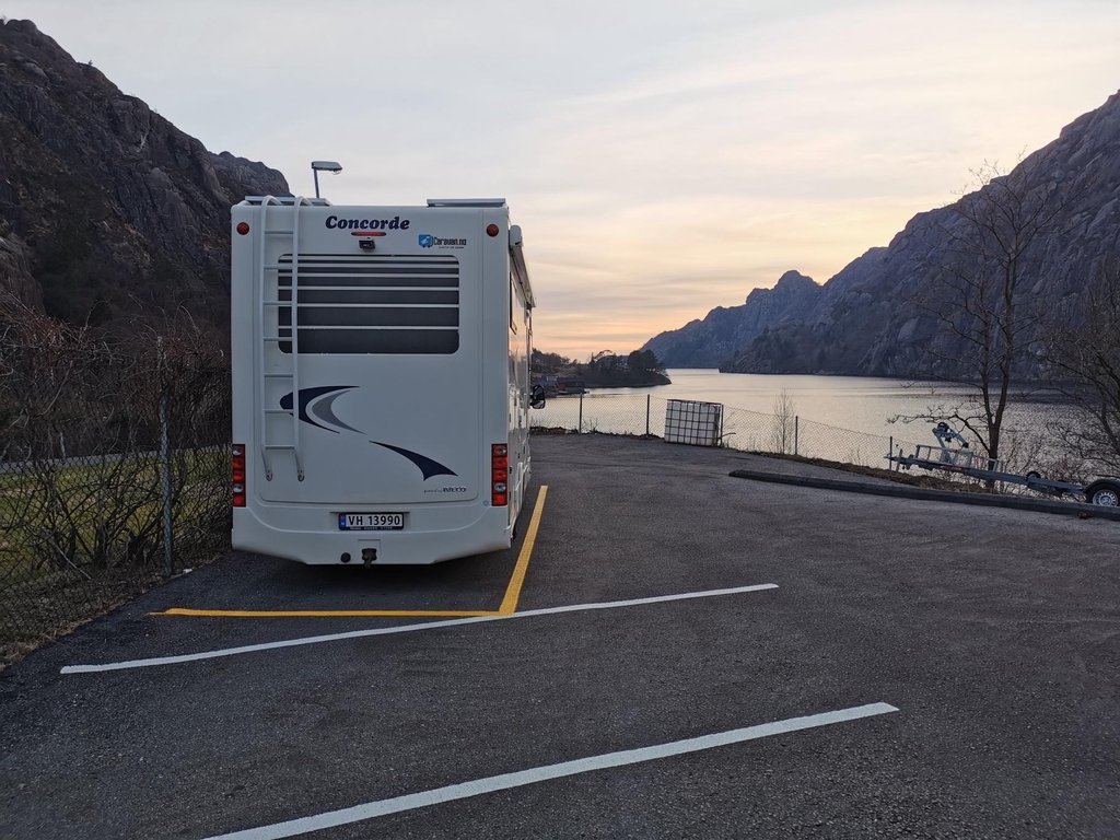 Perfect parking for Brufjell 
The most stunning views for caravans/mobile homes in the area