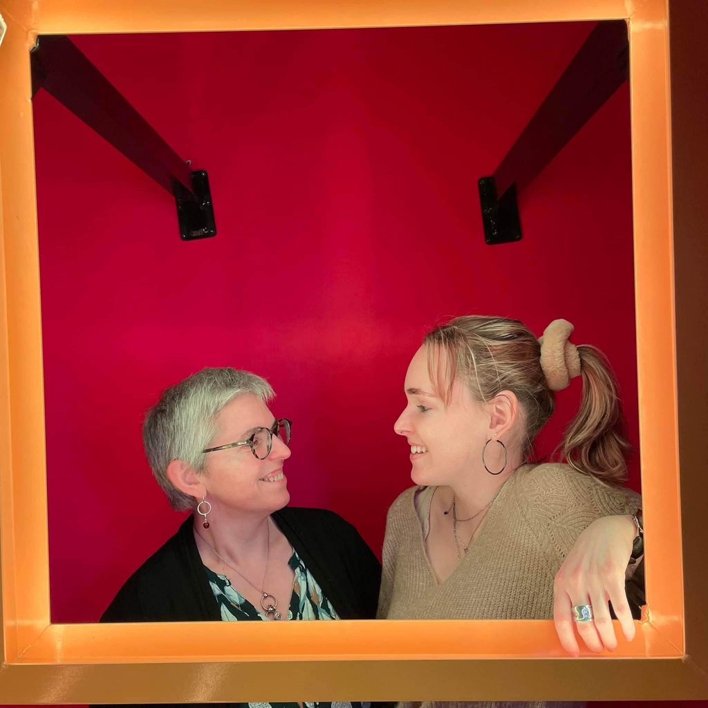 Portrait de mère & fille, un duo créatif entre macramé et couture