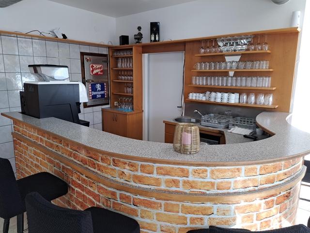 Thekenbereich und Innenraum des Café Dorner in Weppersdorf.