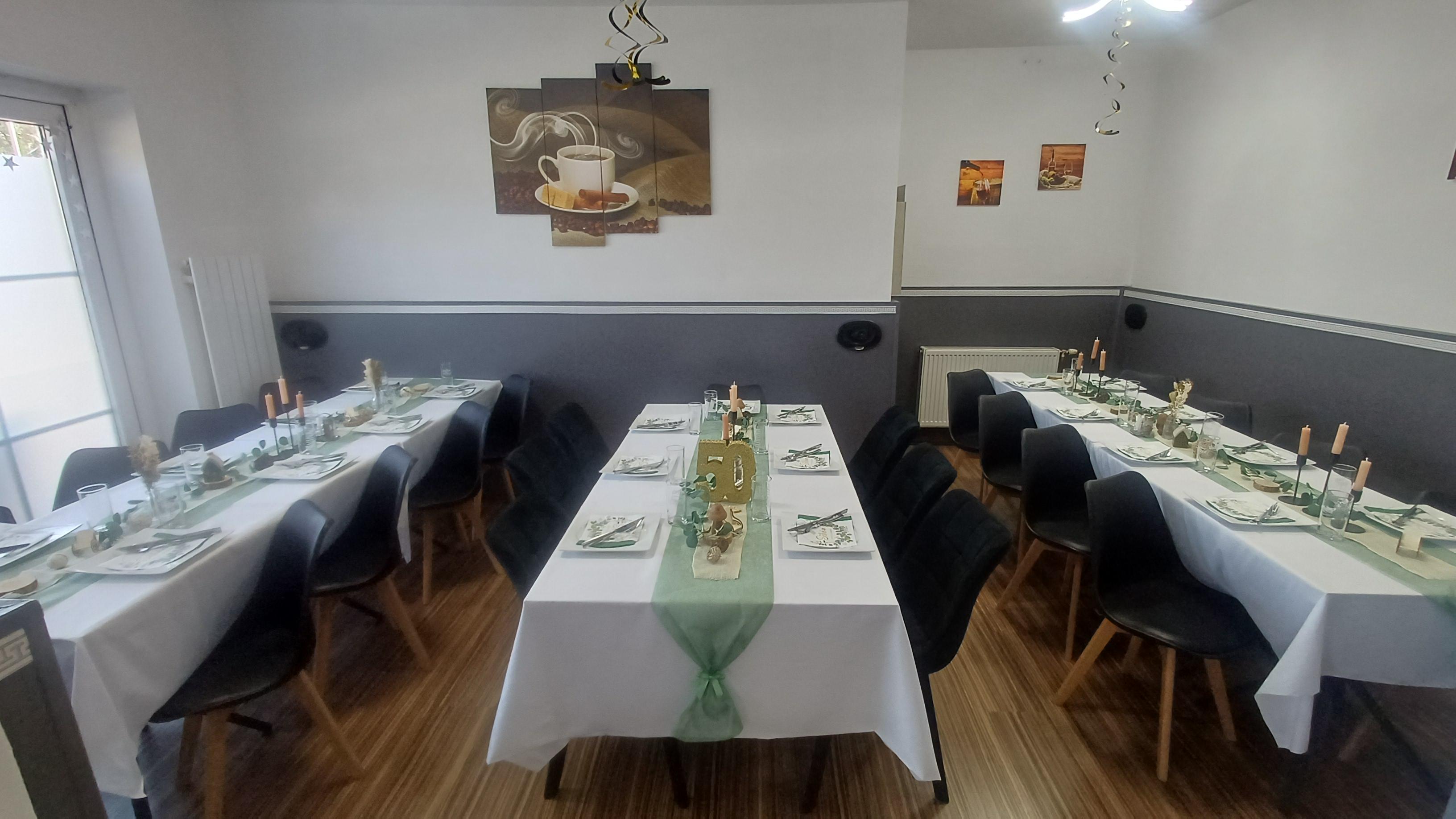 Festlich gedeckter Gastraum für private Feiern und Geburtstage im Café Dorner Weppersdorf