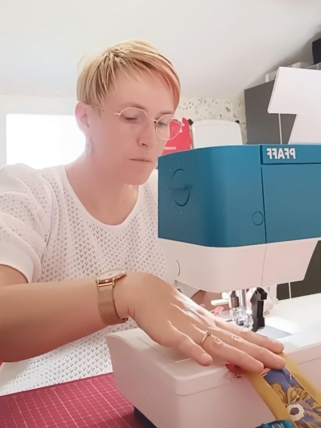 Bienvenue ! Moi, c'est Sandra, créatrice passionnée, installée à Saint Michel chef-chef, près de Pornic, en Loire-Atlantique. 

Dans mon atelier, j'aime imaginer et confectionner des accessoires de mode casual pensés pour accompagner les femmes au quotidien.

Infirmière de métier, j'ai toujours aimé prendre soin des autres. La couture est rapidement devenue une autre manière d'apporter du bien-être. Mon double parcours, entre précision médicale et créativité artisanale, m'a permis de développer un savoir-faire unique : des pièces alliant douceur, gaieté et praticité pour accompagner vos journées avec une touche de fraicheur et de couleur.

Chaque pièce est confectionnée à la main avec soin, en alliant fonctionnalité et style, pour vous permettre de rester vous-même : dynamique, naturelle et authentique. 