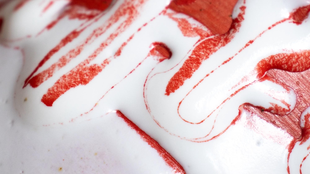 détail émail à effet, engobe rouge, émail blanc. Super merci studio