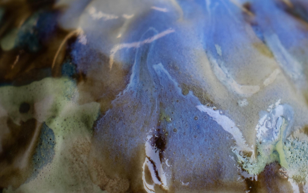 detail anse, céramique émaillée d'un émail beige, anse fait avec une poche à douille, céramique meringue. Super merci studio