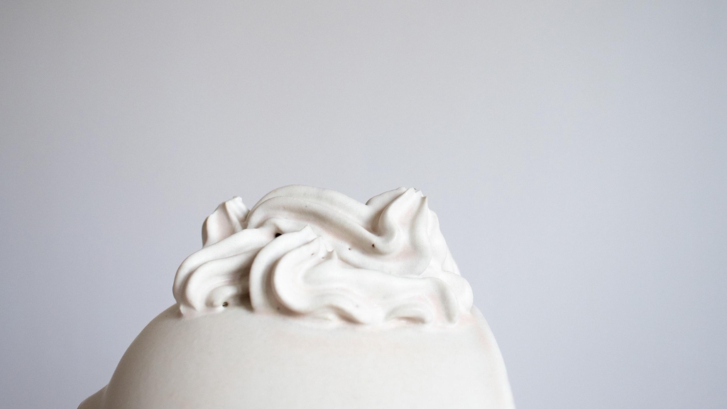 detail anse, céramique émaillée d'un émail beige, anse fait avec une poche à douille, céramique meringue. Super merci studio