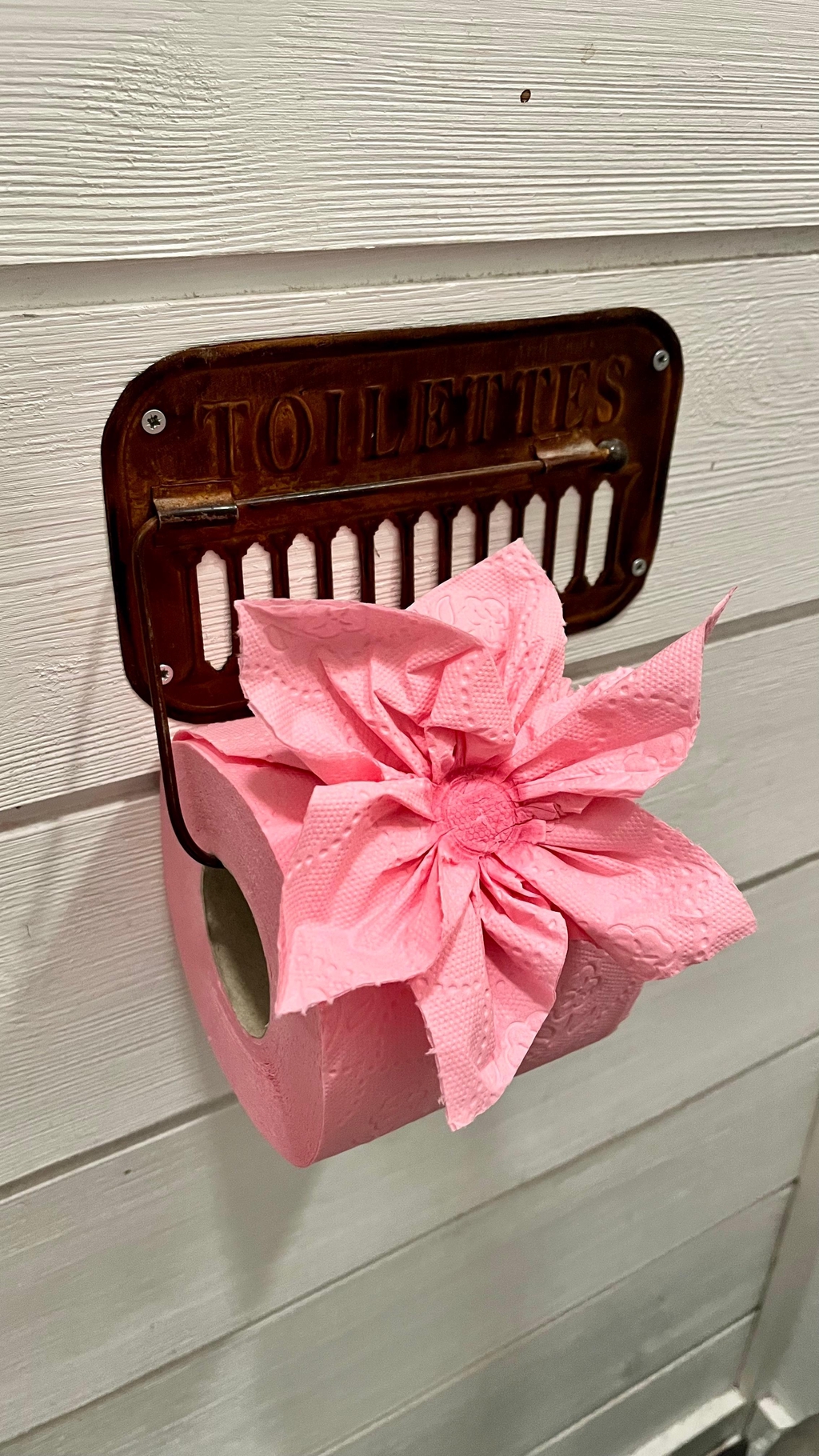 Pinkki Roosa wc-paperirulla telineessä ruusu origamilla