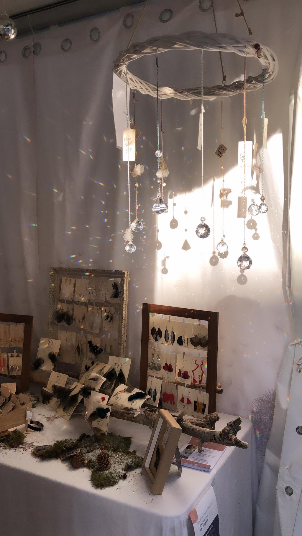 Je crée des bijoux et accessoires issues de la Nature ou d’objets de seconde main. Je chine, je transforme, j’embellis pour vous proposer des créations écoresponsables, et apporter Joie, Harmonie, Élégance 