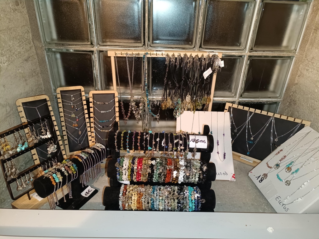 bracelet , collier , bague , boucles d oreilles Mes bijoux sont fais mains avec des pierres qui soulagerais les maux