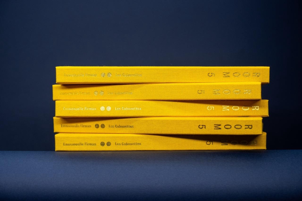 livres jaunes avec un chiffre 5 doré sur la couverture