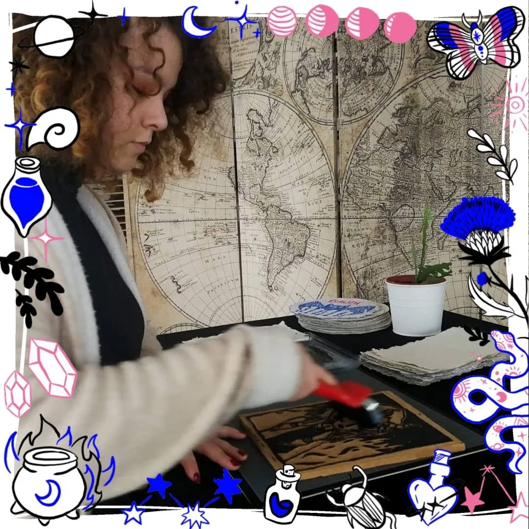 Mathilde en train d'imprimer une linogravure