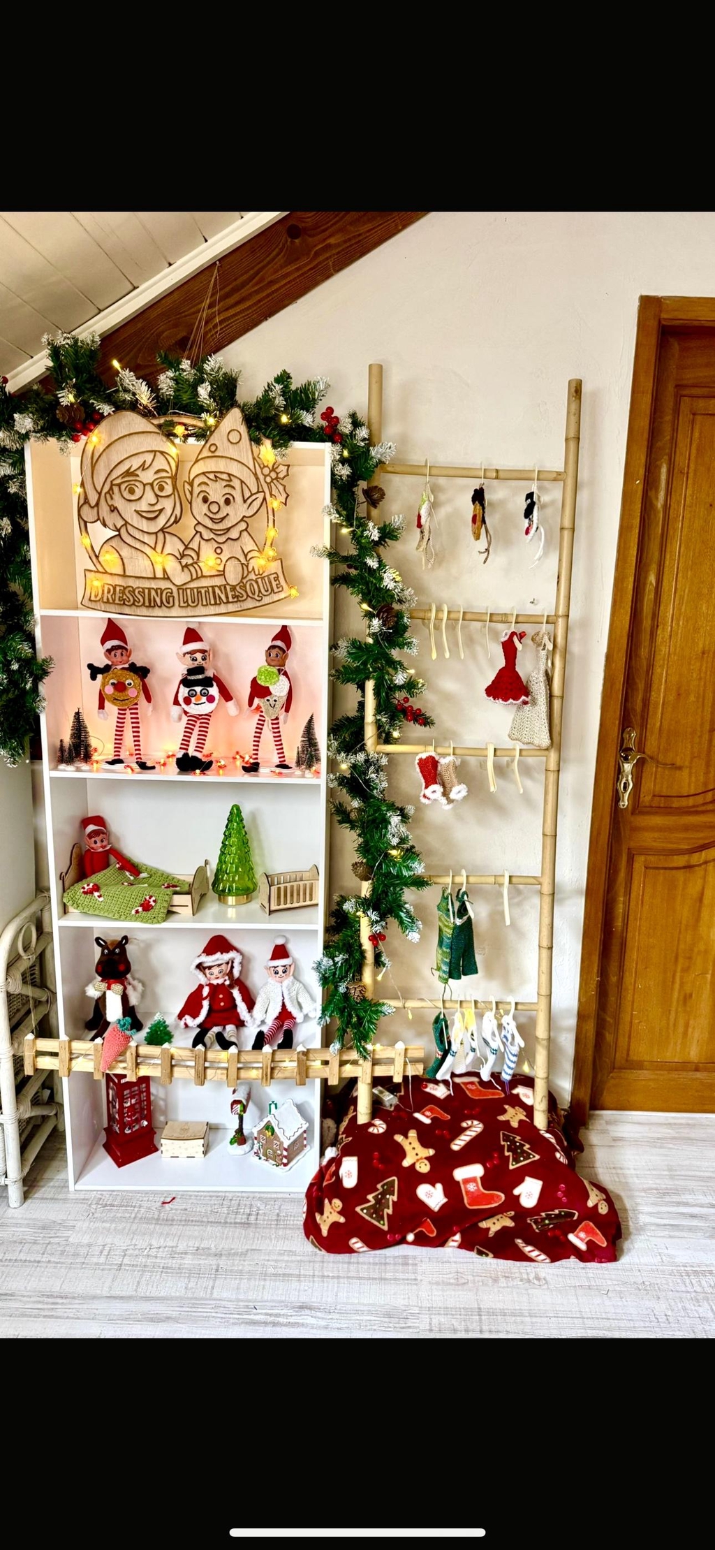 Je suis Sandrine, créatrice passionnée de vêtements et déguisements faits main pour les célèbres lutins farceurs de Noël.

Chez moi, chaque création est pensée pour faire pétiller les yeux des enfants et nourrir la magie des fêtes, un jour après l’autre, tout au long du mois de décembre. 🎅🏻



✨ Des pyjamas douillets, des tenues rigolotes, des accessoires pleins de malice… Tout est conçu dans mon atelier avec amour, patience, et bien sûr, une bonne dose de magie de Noël.

Tous les modèles sont réalisés au crochet ou cousus à la main, avec des matériaux de qualité, pour habiller votre lutin farceur dans ses plus grandes aventures nocturnes.





Vous trouverez ici des créations uniques, originales, et entièrement faites maison, prêtes à accompagner vos traditions familiales ou à en créer de nouvelles ! ⭐️





Merci de votre visite, et belle saison de lutinerie à vous !

Avec toute ma créativité,

Sandrine