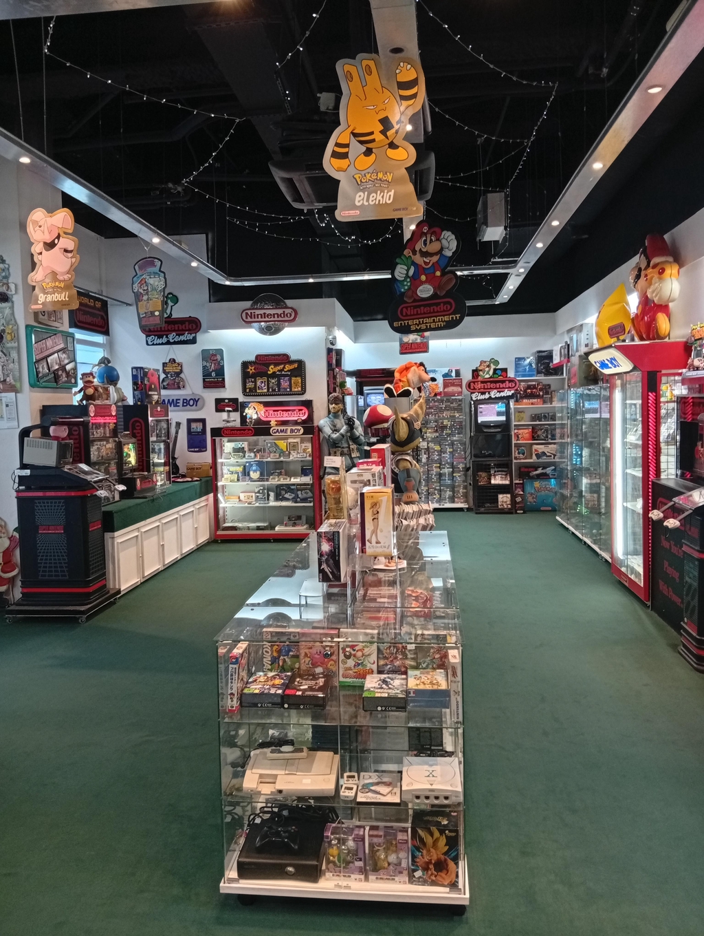 Boutique de jeux vidéo, consoles rétro et modernes.