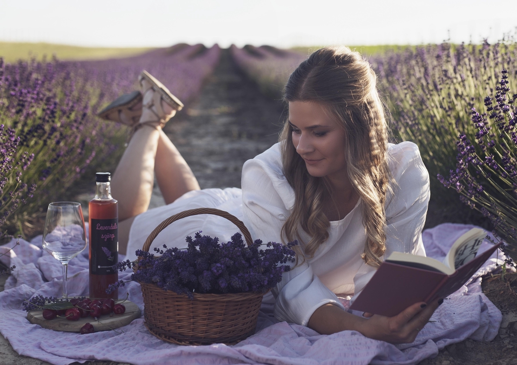 Az örök slágertermék.....

Szörpjeink készítésénél hatalmas 
kihívást jelentett számunkra, hogy ezt az agyban eltárolt nyári emléket, palackba zárjuk kedves vásárlóink részére. 
Szörpünk kisüzemi módszerrel készített, kézműves kistermelői termék, mely semmilyen színezéket vagy mesterséges adalékot nem tartalmaz.
 
Levendula szörpünk élénk színe a virágból kioldódó színanyagnak köszönhető.

Kiszerelését tekintve 
100 ml reprezentációs ajándékként, 
0,5 l,  valamint 
1 literes üvegpalackban készül. 
Utóbbit elsősorban vendéglátói szektorban tevékenykedő partnereink  számára értékesítjük.