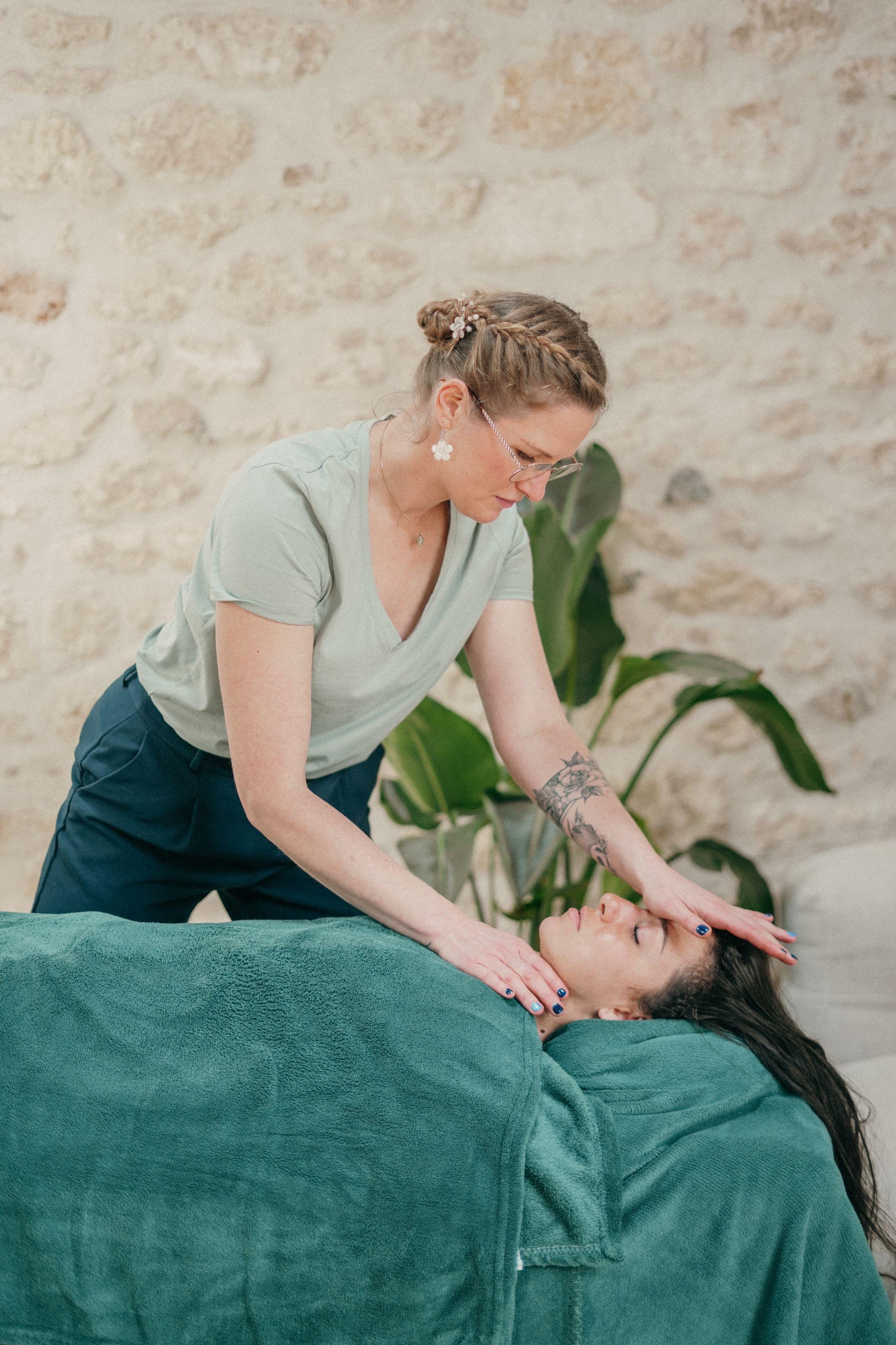 Massages intuitifs sur mesure à Lunel. Apaiser, détendre et relâcher durablement les tensions. Accorde à ton être l’harmonie et l’apaisement dont il a besoin grâce à un soin énergétique.