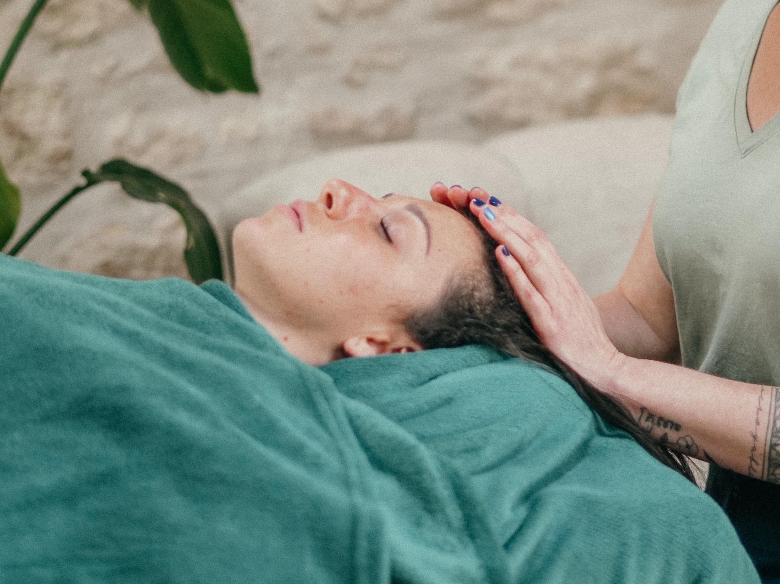Massages intuitifs sur mesure à Lunel. Apaiser, détendre et relâcher durablement les tensions. Accorde à ton être l’harmonie et l’apaisement dont il a besoin grâce à un soin énergétique.