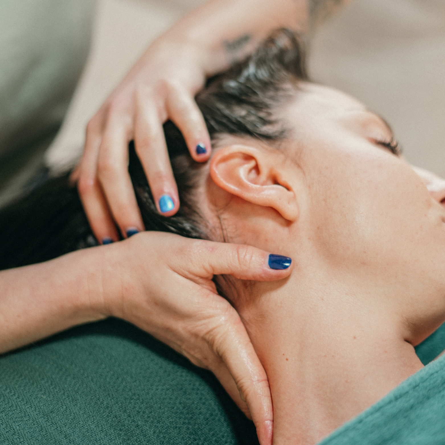 Massages intuitifs sur mesure à Lunel. Apaiser, détendre et relâcher durablement les tensions. Accorde à ton être l’harmonie et l’apaisement dont il a besoin grâce à un soin énergétique.