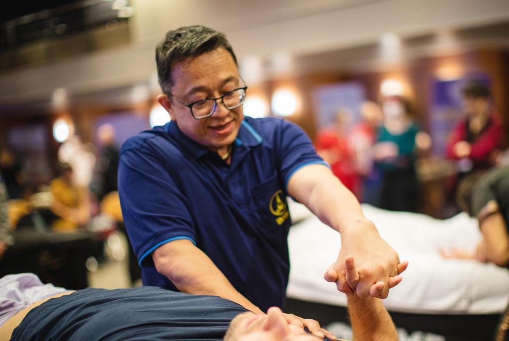 Die Technik ist von Herrn Tan mit 20 Jahre Erfahrung entwickelt um körperliche Problemen zu verbessern. Mit dieser Techniken hat er viele International Preise gewonnen.