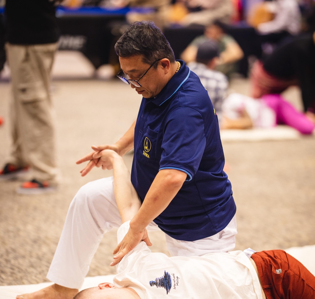 Die trad. Thaimassage, die durch 2500 Jahre Geschichte hat. Ganzheitliche Behandlung um Lebensenergie auszugleichen.