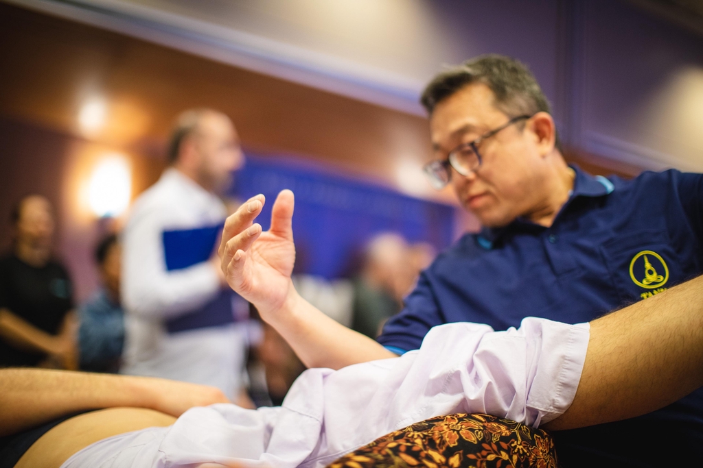 Faszien, die wichtige Organ von unserem Körper, ist nicht so lang bei Mod. Med. begeistert. Mehr als 2500 Jahre ist schon lang bekannt als "Senn" in Thaimassage. Zusammen mit Individuelle Technik wird angewendet. 