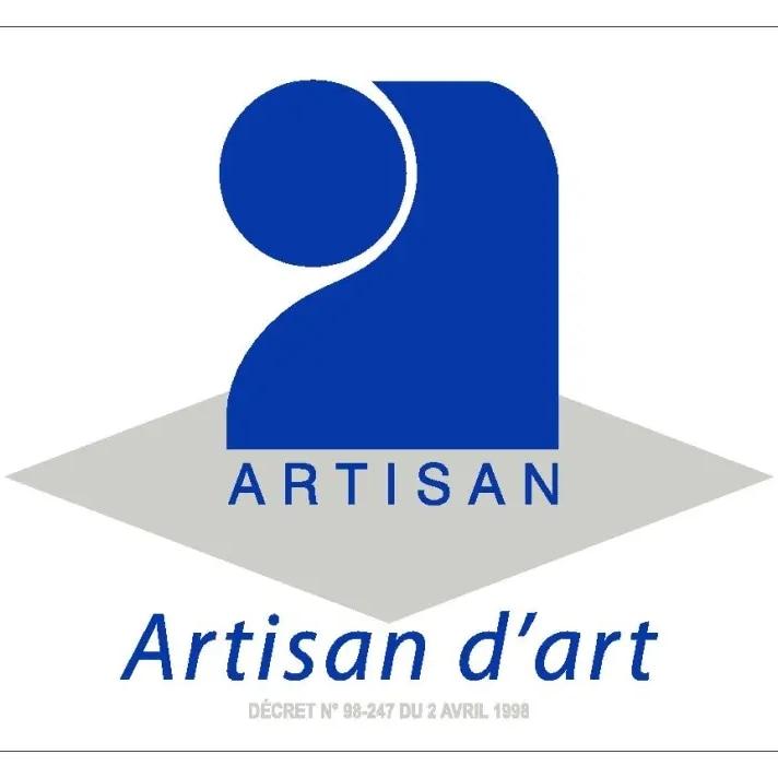 Artisan d'art dans la haute couture, création d'accessoires textiles et vêtements sur mesure. 